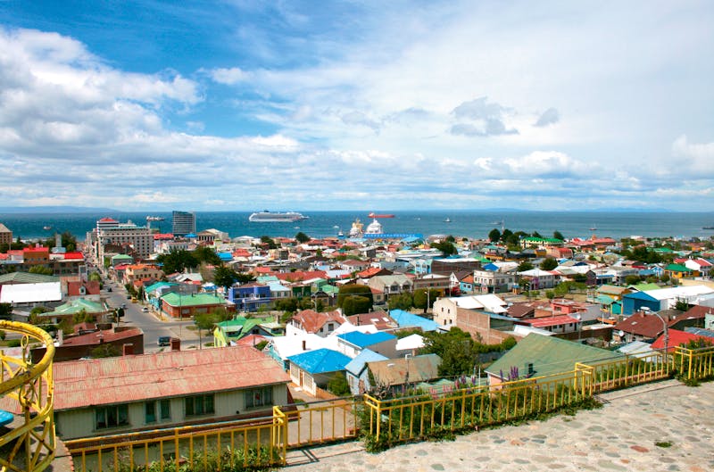 Blick auf Punta Arenas und unser Kreuzfahrtschiff - ©Eberhardt TRAVEL