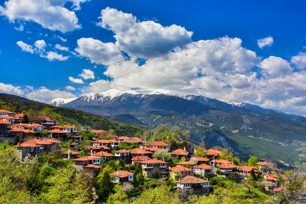 Mazedonien – Olymp mit der Altstadt von Palaios Panteleiomonas &ndash; &copy; Calin Stan - stock.adobe.com