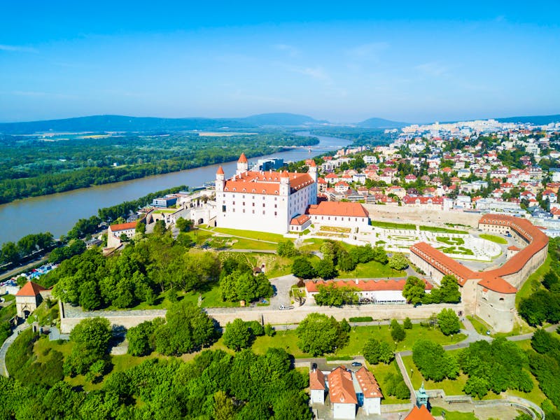 Bratislava – Panoramablick aus der Luft auf die Burg - ©saiko3p - stock.adobe.com