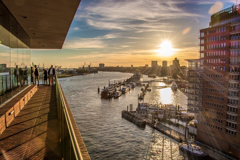 Blick von der Plaza der Elbphilharmonie auf Hamburg - ©magowitten - stock.adobe.com