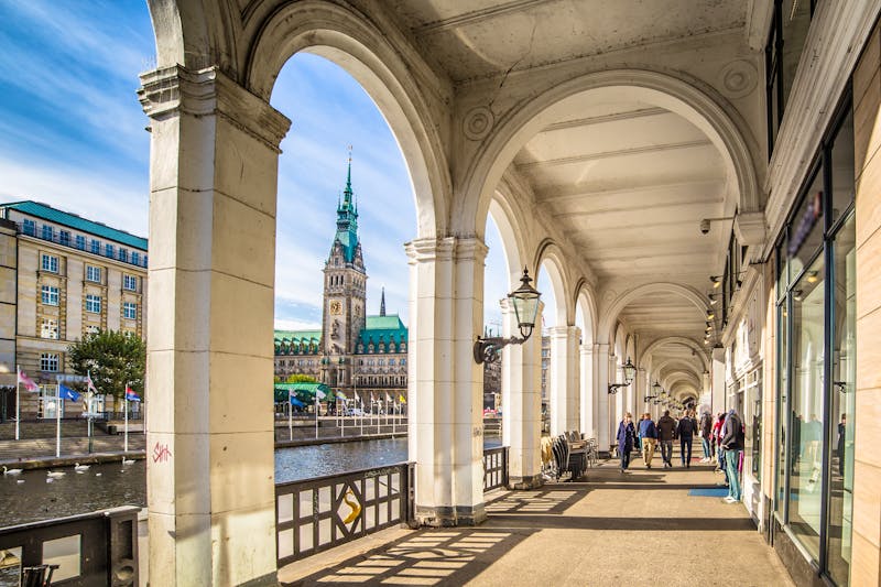 Hamburg - Arkaden und Rathaus - ©©powell83 - stock.adobe.com