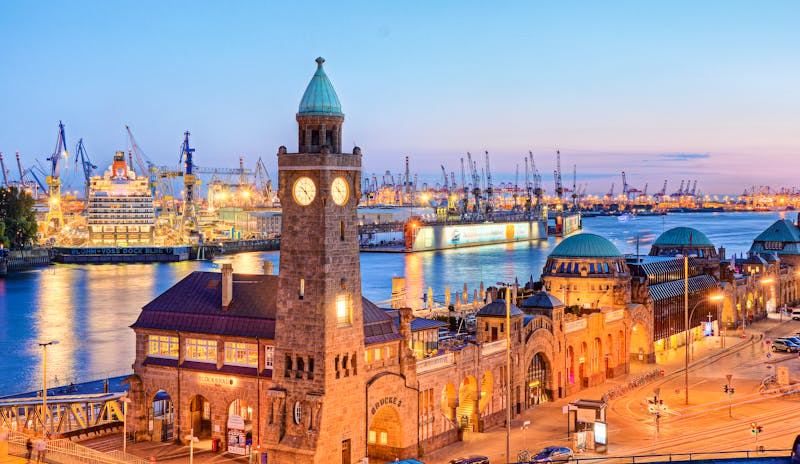 Hamburg Landungsbrücken am Abend - ©©Marco2811 - stock.adobe.com