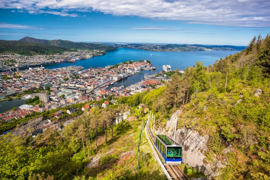 Blick über Bergen und Bahn, Norwegen – © samott - stock.adobe.com