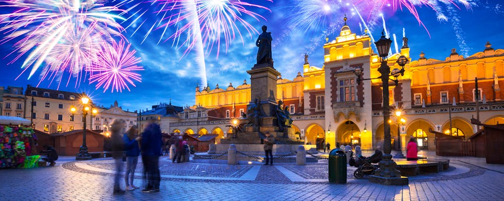 Neujahresfeuerwerk über dem Obermarkt Krakaus, Polen – © Patryk Kosmider - stock.adobe.com