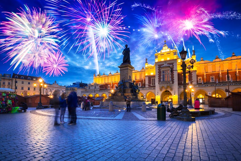 Neujahresfeuerwerk über dem Obermarkt Krakaus, Polen - ©Patryk Kosmider - stock.adobe.com