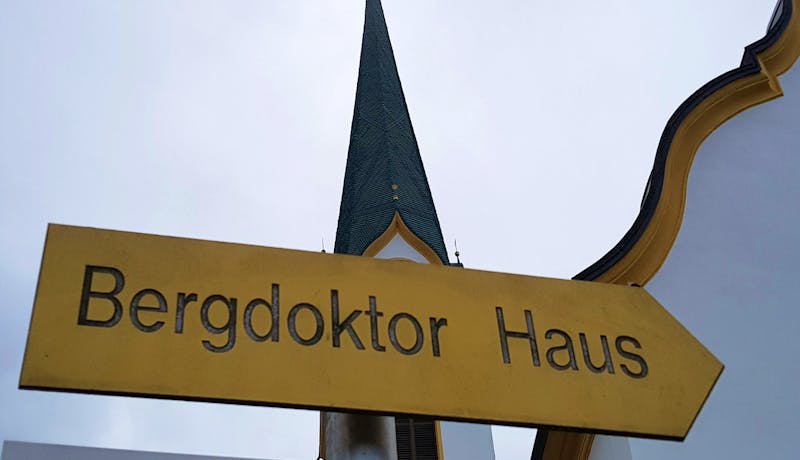 Wegweiser zum Bergdoktor Haus in Ellmau - ©Eberhardt TRAVEL