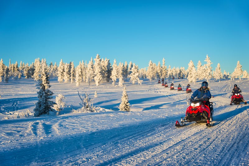 Motorschlittenfahrt / Schneemobile - ©Delphotostock - stock.adobe.com