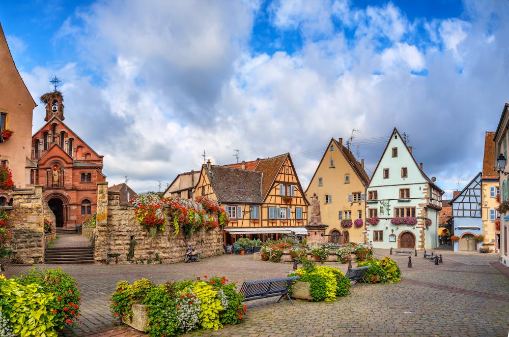 Eguisheim Marktplatz, Region Alsace, Frankreich &ndash; &copy; borisb17 - stock.adobe.com
