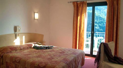 Zimmer – © https://www.hotel-capo-dorto.com/de/