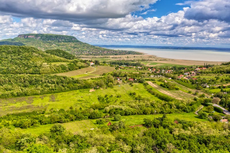 Landschaft bei Szigliget mit Blick auf den Balaton und den Badacsony-Berg - ©©Arpad - stock.adobe.com