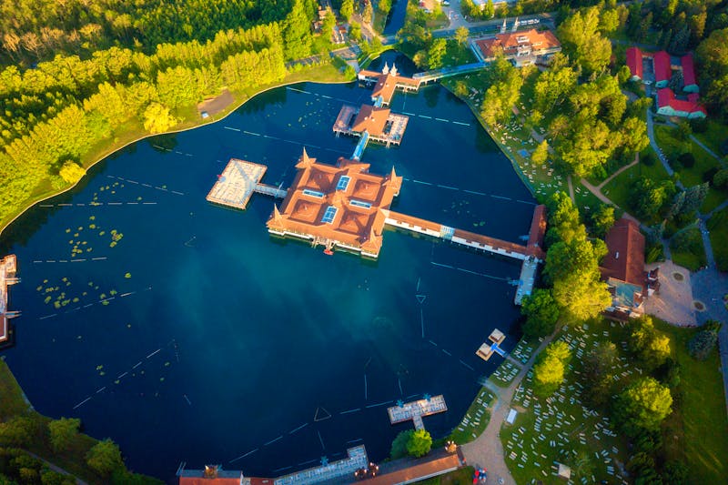 Blick auf den schwefelhaltigen Heilsee von Heviz - Kurort in Westungarn - ©©larauhryn - stock.adobe.com