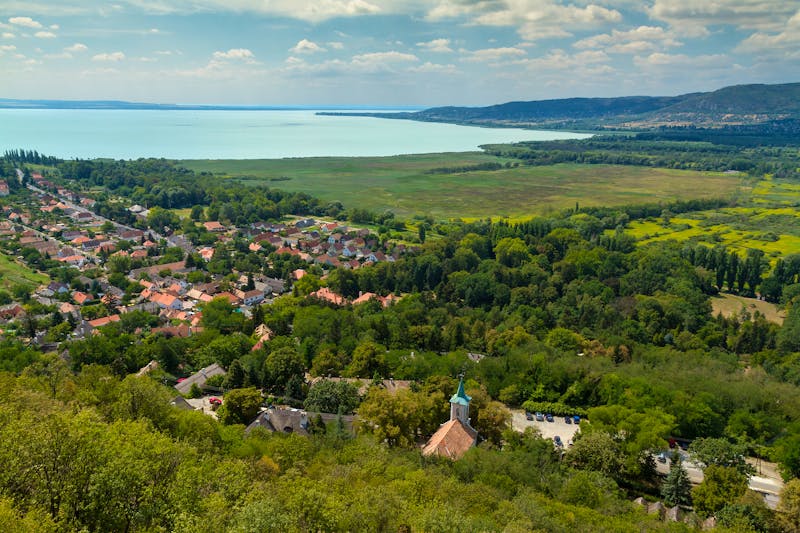 Blick von der Burg auf den Wein-Ort Szigliget und den Balaton - ©©Arpad - stock.adobe.com