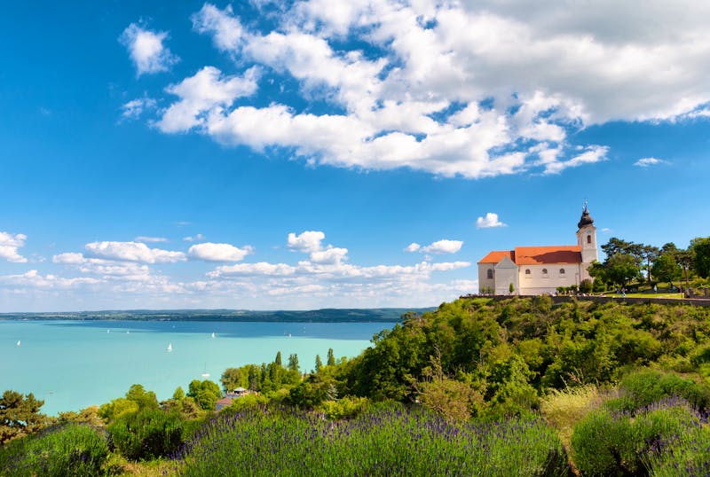Halbinsel Tihany - Blick auf den Balaton, die Benediktiner-Abtei und Lavendelfelder - ©©andras_csontos - stock.adobe.com
