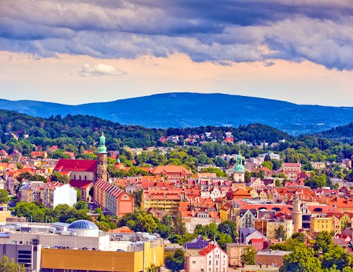 Stadtpanorama von Jelenia Gora - im Hintergrund das polnische Riesengebirge – © ©borzywoj - stock.adobe.com