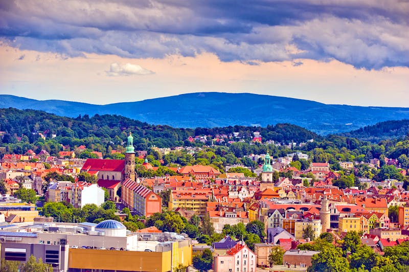 Stadtpanorama von Jelenia Gora - im Hintergrund das polnische Riesengebirge - ©©borzywoj - stock.adobe.com