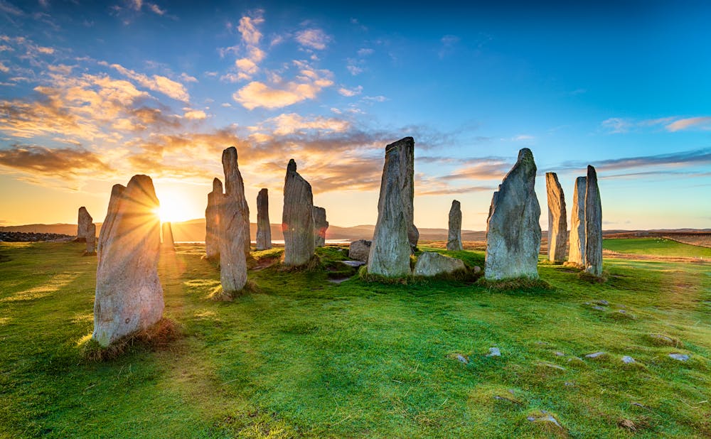 Sonnenuntergang am Callanish-Steinkreis auf der Isle of Lewis in Schottland &ndash; &copy; ©Helen Hotson - stock.adobe.com