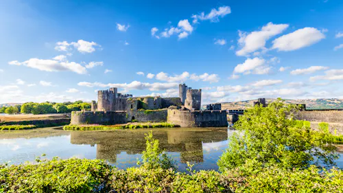 Caerphilly Castle in der Nähe von Cardiff in Wales &ndash; &copy; ©HildaWeges - stock.adobe.com