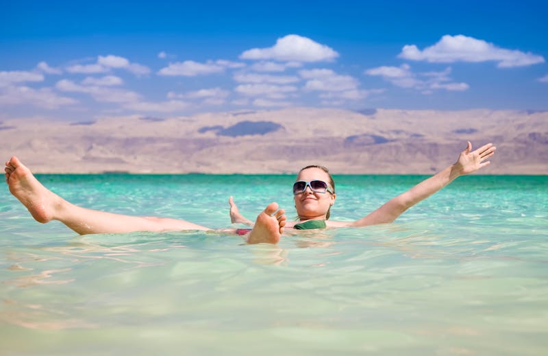Schwimmerin im Totes Meer in Jordanien - ©©Kristina Afanasyeva - stock.adobe.com