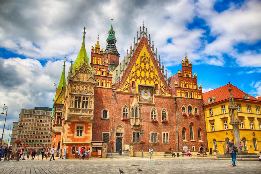 Altstadt von Breslau - Markt mit dem historischen gotischen Rathaus – © ©promesaartstudio - stock.adobe.com