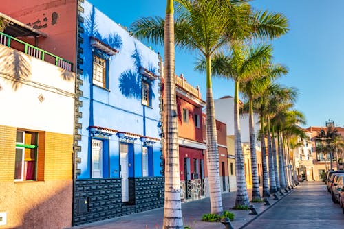 Bunte Häuser in Puerto de la Cruz &ndash; &copy; ©Kotangens - stock.adobe.com