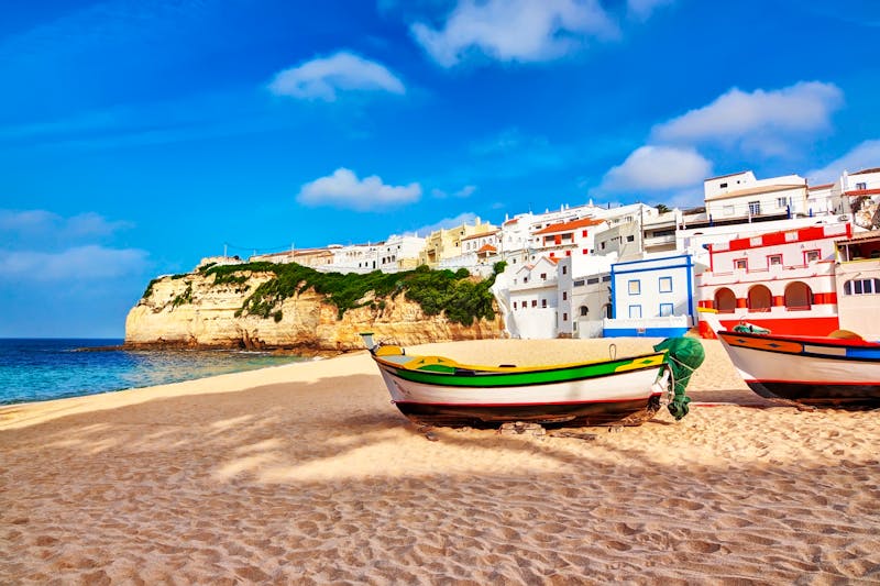 Strand in Carvoeiro mit Fischerbooten, Portugal - ©sergojpg - stock.adobe.com