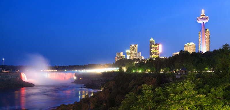 Niagarafälle mit Skyline von Ontario, Kanada - ©vlad_g - stock.adobe.com