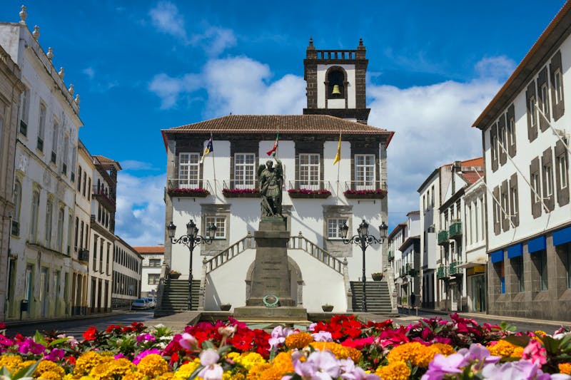 Rathaus von Ponta Delgada auf Sao Miguel - ©Larissa Ljundowskaja - stock.adobe.com