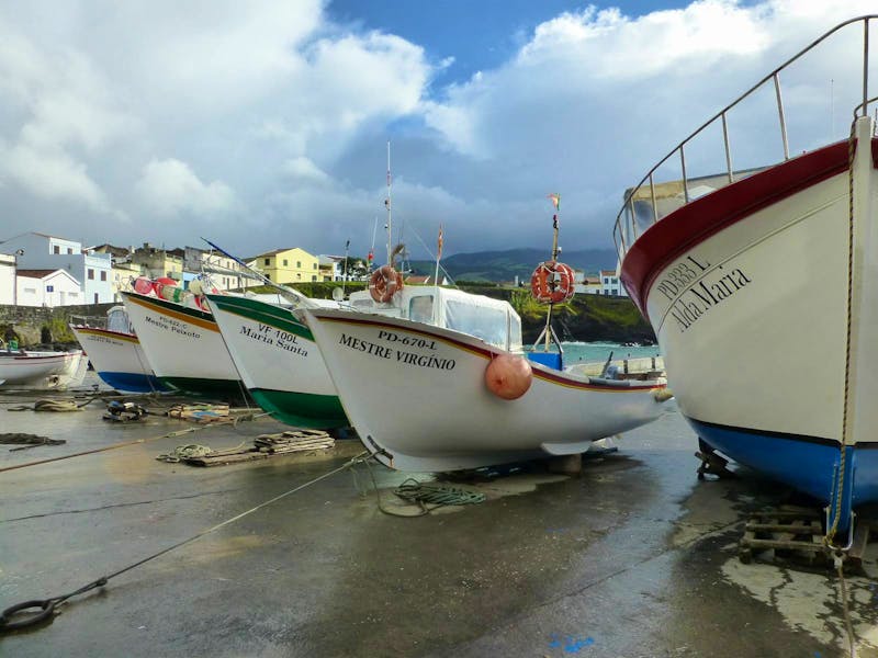Fischerboote in Lagoa auf Sao Miguel - ©Eberhardt TRAVEL