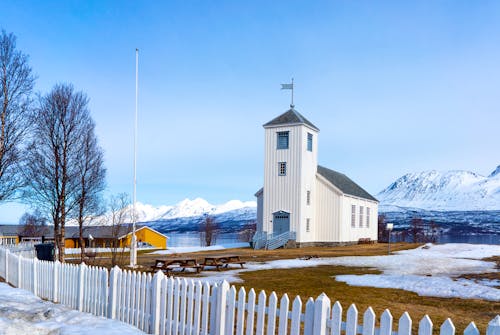 Kirche am Ullsfjord &ndash; &copy; ©belov3097 - stock.adobe.com