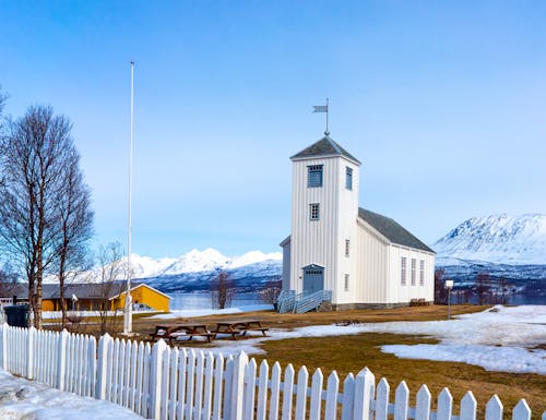 Kirche am Ullsfjord – © ©belov3097 - stock.adobe.com