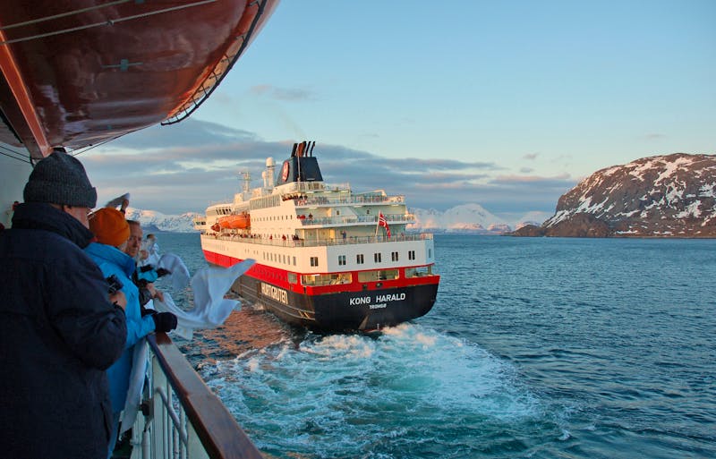 Hurtigruten-Schiff bei Tromsö - ©Mary Timmer de Mare – Guest image / Hurtigruten