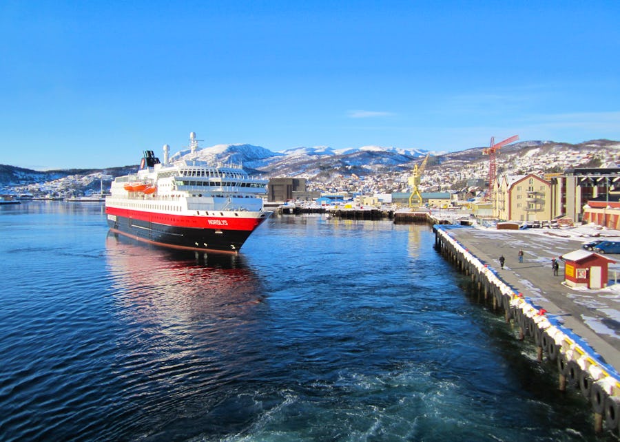 Hurtigruten-Schiff in Harstad – © Axel Rönnecke – Guest image / Hurtigruten