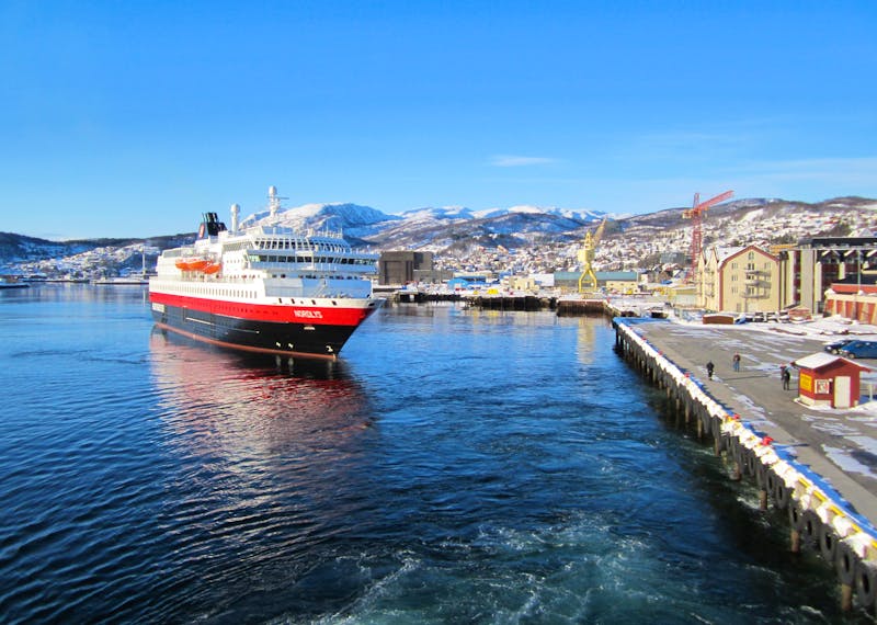 Hurtigruten-Schiff in Harstad - ©Axel Rönnecke – Guest image / Hurtigruten