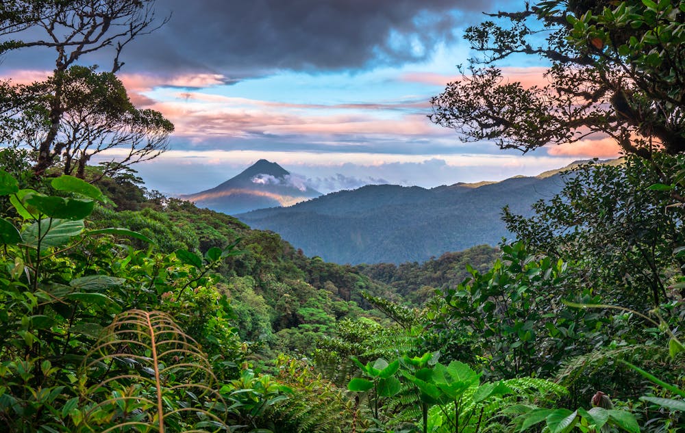 Costa Rica – Vulkan Arenal dominierend über der Landschaft bei Sonnenuntergang &ndash; &copy; Kevin - stock.adobe.com
