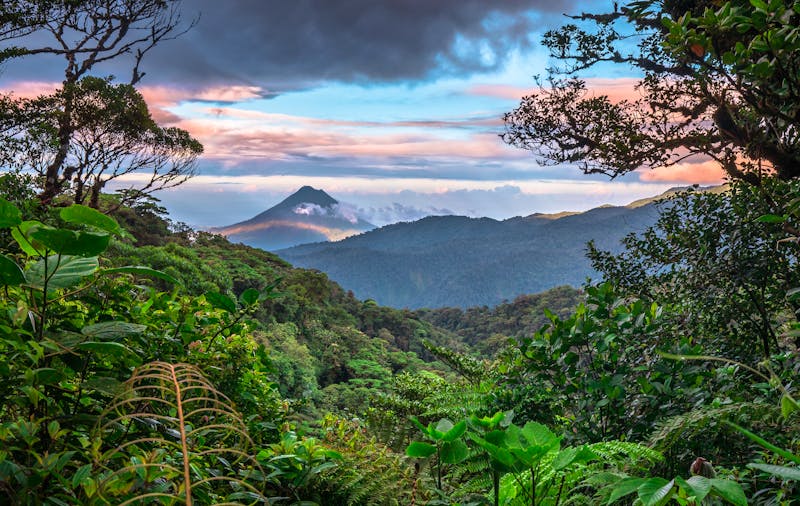 Costa Rica – Vulkan Arenal dominierend über der Landschaft bei Sonnenuntergang - ©Kevin - stock.adobe.com