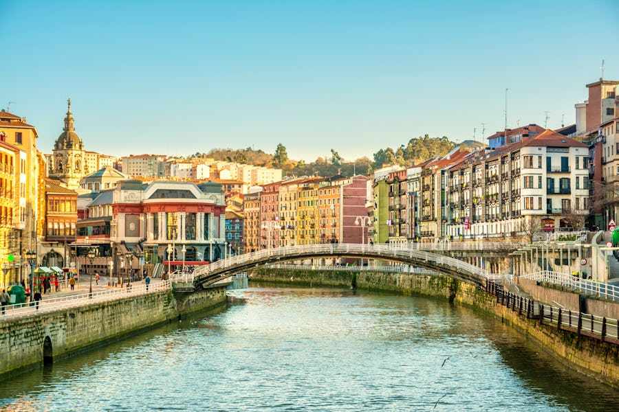 Bilbao Panorama mit Flussromenade, Spanien – © jon_chica - stock.adobe.com