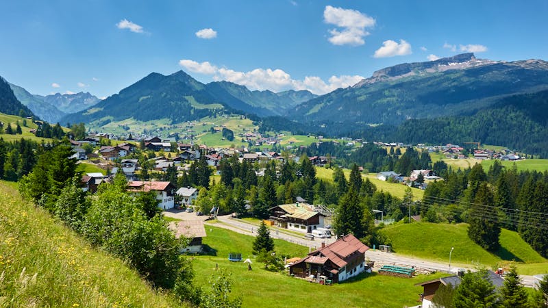Blick über Riezlern im Kleinwalsertal im Bergsommer - ©Michael Fritzen - stock.adobe.com