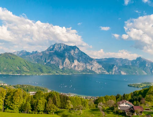 Panorama von Traunstein und dem Traunsee in Österreich – © Redfox1980 - stock.adobe.com