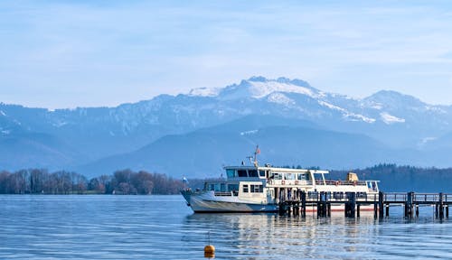 Fährschiff zur Fraueninsel auf dem Chiemsee &ndash; &copy; ©fottoo - stock.adobe.com