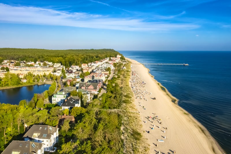 Luftbild vom Bansiner Strand mit Seebrücke und Promenade  – © motivthueringen8 - stock.adobe.com