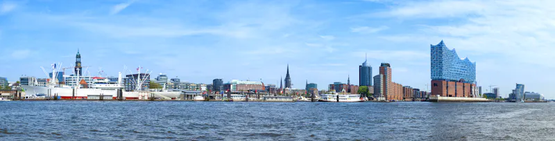 Hamburger Hafen Panorama - &copy;eyewave - stock.adobe.com