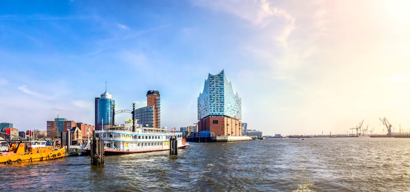 Hamburg, Elbphilharmonie mit Hafen  - ©pure-life-pictures - stock.adobe.com