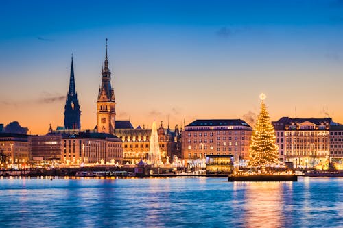 Skyline und Weihnachtsmarkt von Hamburg, Deutschland &ndash; &copy; Mapics - stock.adobe.com
