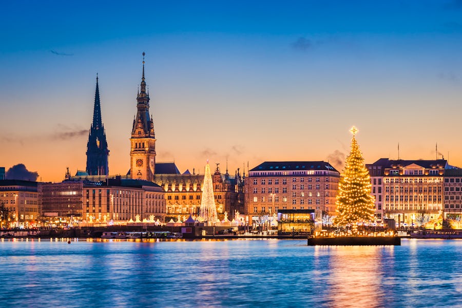 Skyline und Weihnachtsmarkt von Hamburg, Deutschland – © Mapics - stock.adobe.com