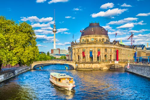 Berlin Panorama mit Spree und Fernsehturm  &ndash; &copy; JFL Photography - stock.adobe.com