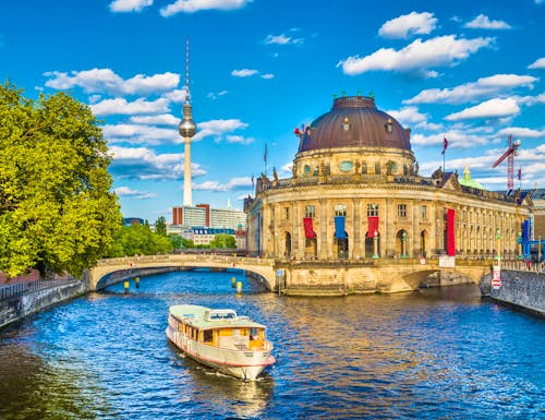 Berlin Panorama mit Spree und Fernsehturm  – © JFL Photography - stock.adobe.com