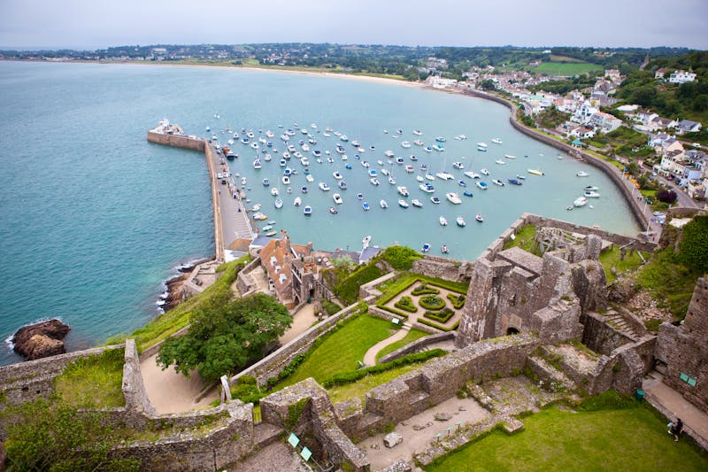 Panorama des Jersey Hafen von dem Mont Orgueil Schloss - ©Liliya Trott - stock.adobe.com