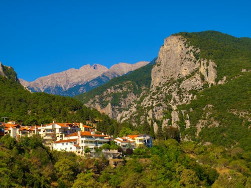 Griechenland – Litochoros mit Berg Olympus im Hintergrund &ndash; &copy; Sebastian - stock.adobe.com