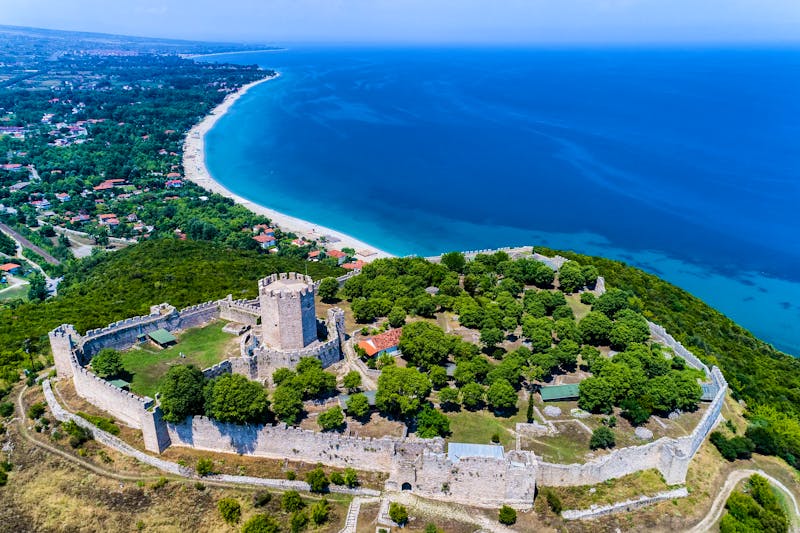 Mazedonien – Kastel Platamonas aus der Luft - ©©verve - stock.adobe.com