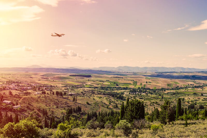 Griechanland – Flugzeug bei Sonnenuntergang mit Panoarama-Landschaft - ©flowertiare - stock.adobe.com